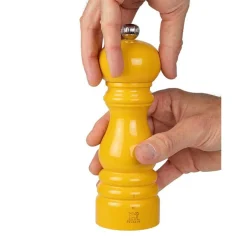 Peugeot Paris u'Select Manuele zoutmolen u'Select in gelakt hout, saffraangeel, 18 cm