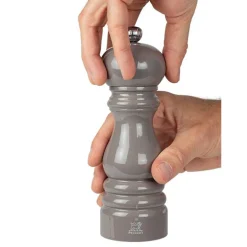 Peugeot Paris u'Select Manuele pepermolen u'Select in gelakt hout, taupegrijs, 18 cm